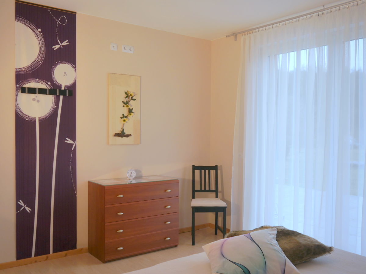 schlafzimmer doppelbett ferienwohnung buchen urlaub mecklenburgische seenplatte