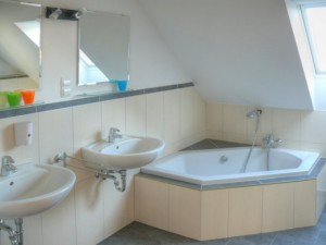 Tageslicht-Bad mit Badewanne in in Ferienwohnung 2 Ganzlin bei Plau am See Mecklenburgische Seenplatte