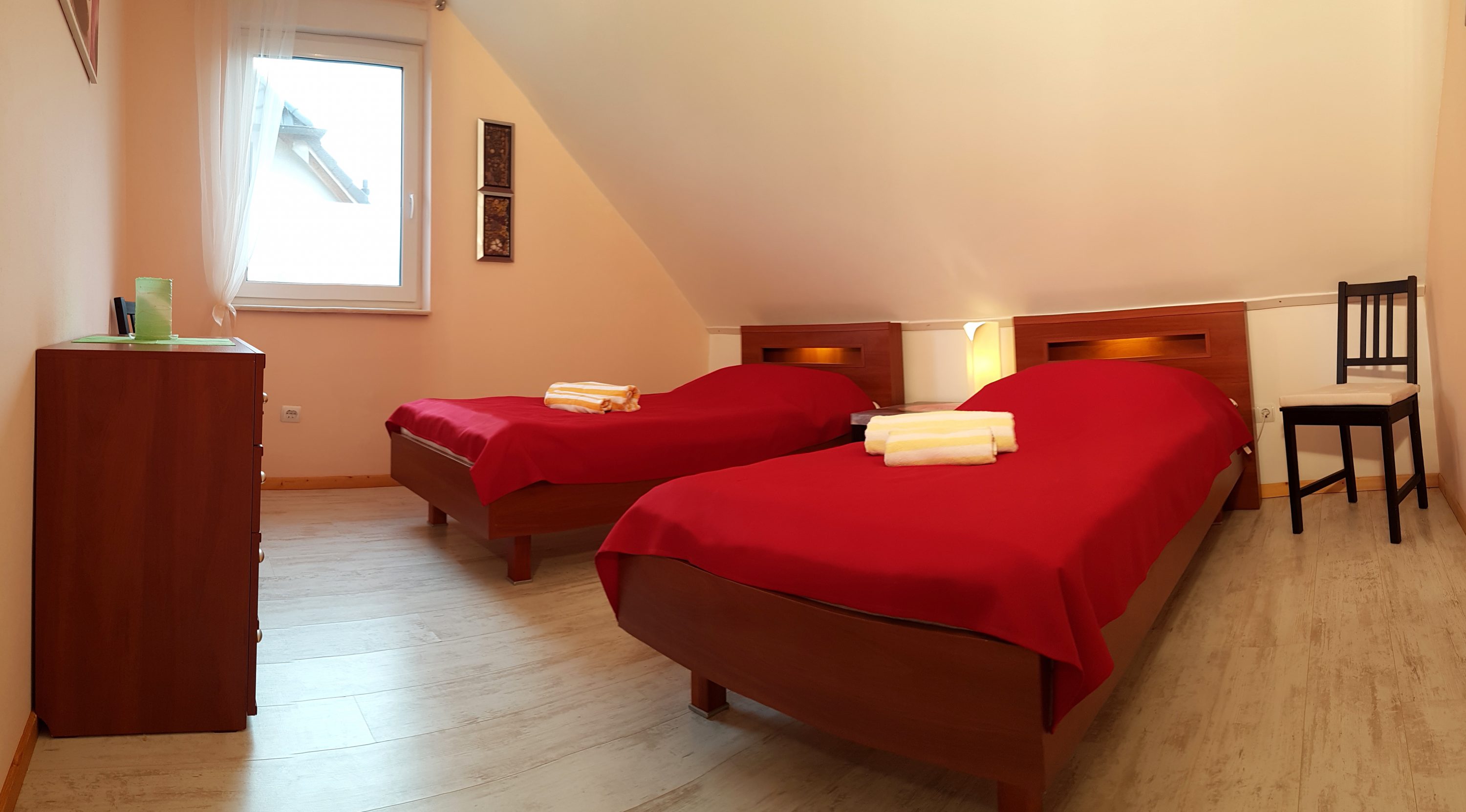 Schlafzimmer mit Einzelbetten nach Renovierung Ferienwohnung Ganzlin bei Plau am See Mecklenburgische Seenplatte