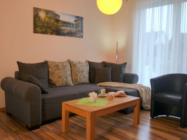 Sofa im Wohnraum der Ferienwohnung 1 in Ganzlin bei Plau am See Mecklenburgische Seenplatte